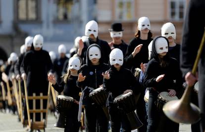 Običaj od Velikog petka do Uskrsa: Česi u bijelim maskama pozivaju građane na molitvu