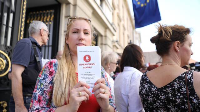 Zagreb: Inicijativa âSTOP neprimjerenoj lektiri!â ispred Sabora upozorila na naprimjerene sadrÅ¾aje lektira