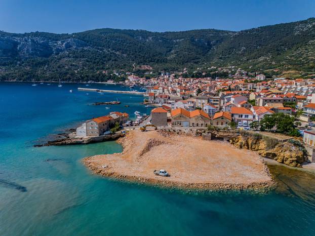 Izgradnju ribarske luke u Komiži prati mnoštvo optužbi za devastaciju okoliša zbog nekontroliranog nasipavanja