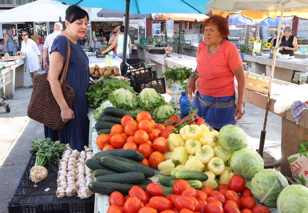 Šibenik: Bogata ponuda vo?a i povr?a na gradskoj tržnici