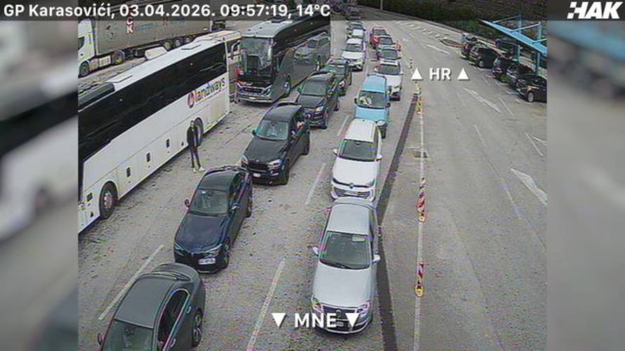 FOTO Na granicama višesatne kolone uoči uskrsnog vikenda