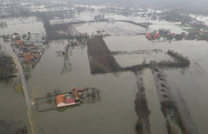 Pogledajte kako poplavljena područja izgledaju iz zraka