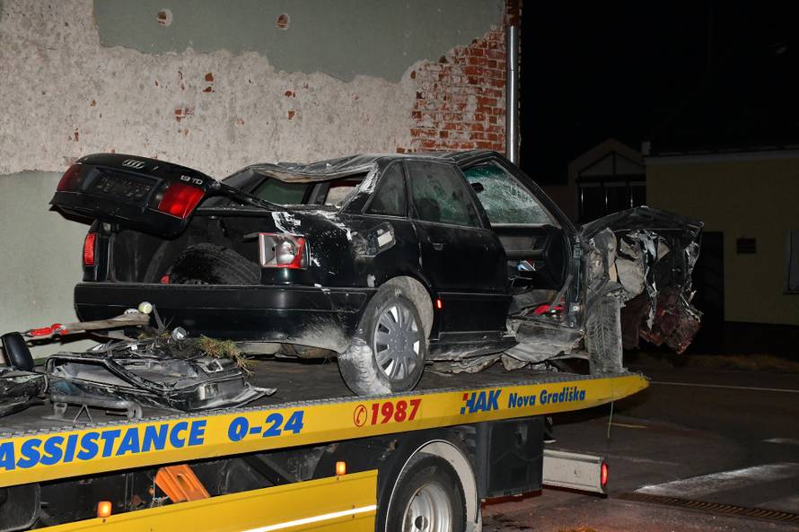 Nova Gradiška: Zabio se automobilom u kuću i poginuo