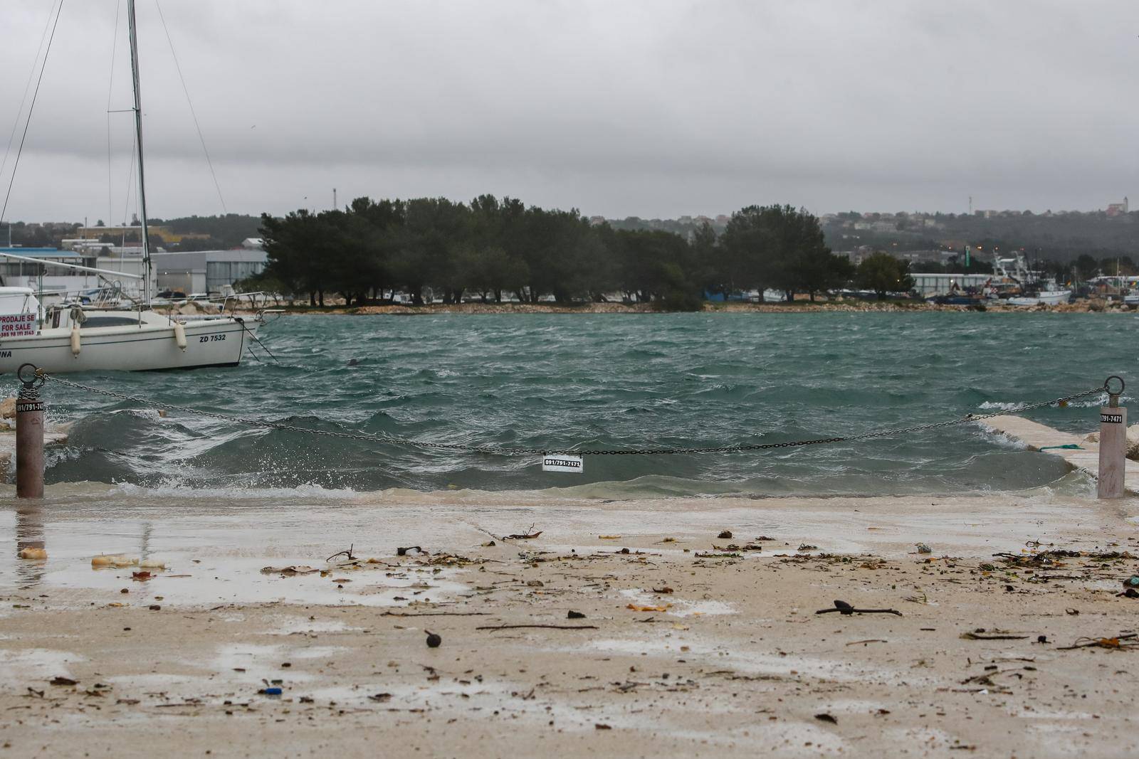 Zadar: Zbog nevremena, juga i kiše podignula se razina mora