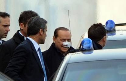 Berlusconi bez zuba ide na posao, želi mijenjati porez