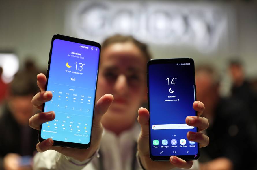 A hostess shows up Samsung's new S9 (R) and S9 Plus devices after a presentation ceremony at the Mobile World Congress in Barcelona