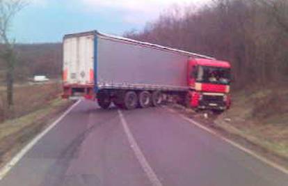  Vozač kamiona izgubio nadzor i zatvorio cestu