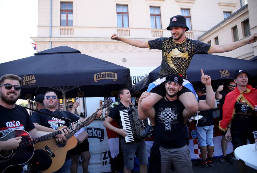 Zagreb: Veseli obožavatelji Thompsona na Glavnom kolodvoru