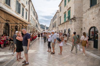 FOTO Zadnji trzaji ljeta: Nakon nevremena u Dubrovniku izašlo sunce, a s njim i brojni turisti