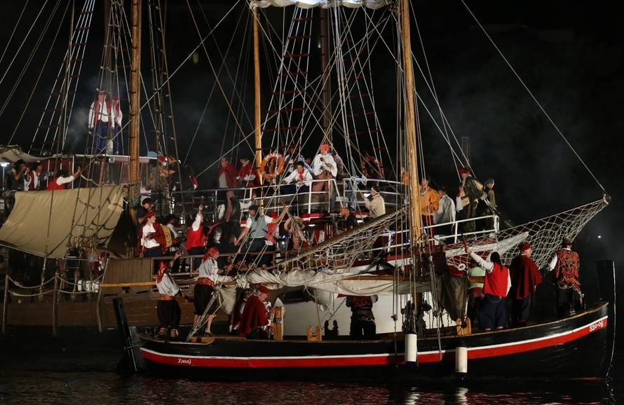 Rekonstrukcija gusarske bitke iz 13. stoljeÄa oduÅ¡evila posjetitelje OmiÅ¡a