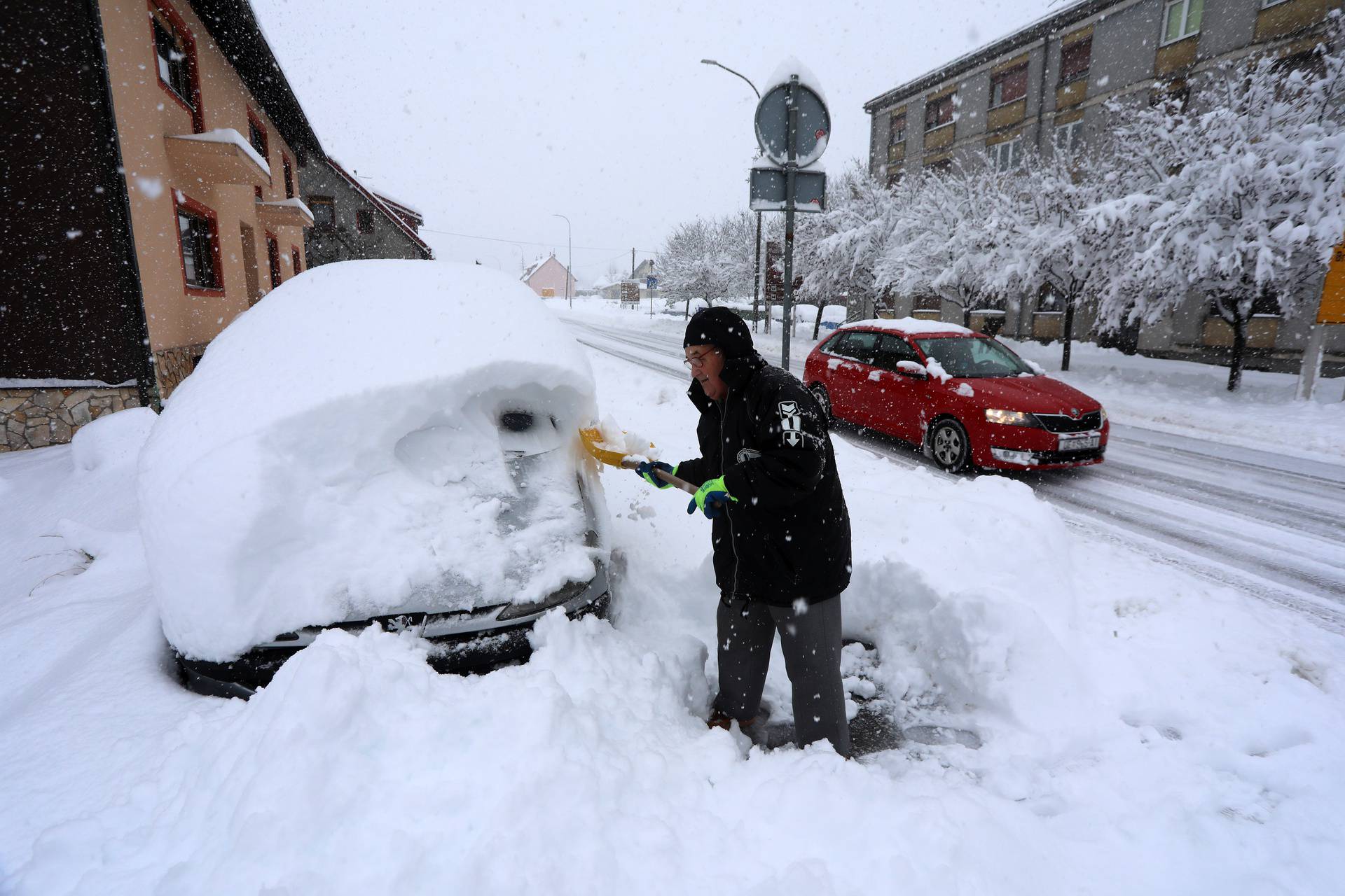 U Delnicama napadalo 40 centimetara snijega, otežan promet kroz mjesto 