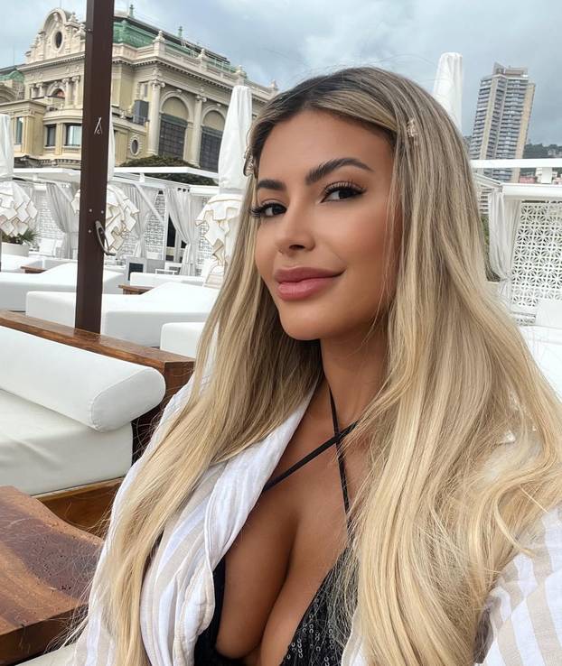 FOTO Ovu manekenku proglasili su najljepšom na svijetu, ali nije baš uvijek ovako izgledala...