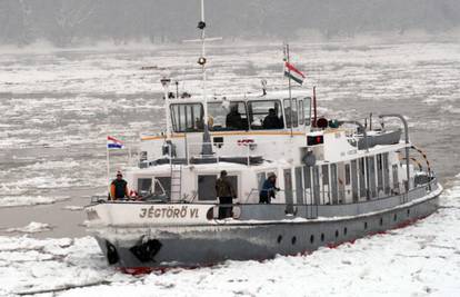 Mađarski ledolomci uspješno su razbili led na Daljskoj krivini