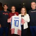 Kapetan je poklonio dres k&cacute;eri vukovarskog heroja! Otac ju je poljubio 1991. i oti&scaron;ao u rat...