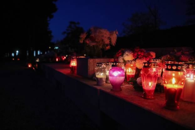 Zadar: Večernji pogled na Gradsko groblje na blagdan Svih svetih