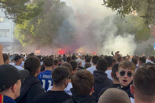 U&Zcaron;IVO Huliganski kaos u Splitu: Ogroman korteo uz sramotne povike krenuo prema Poljudu