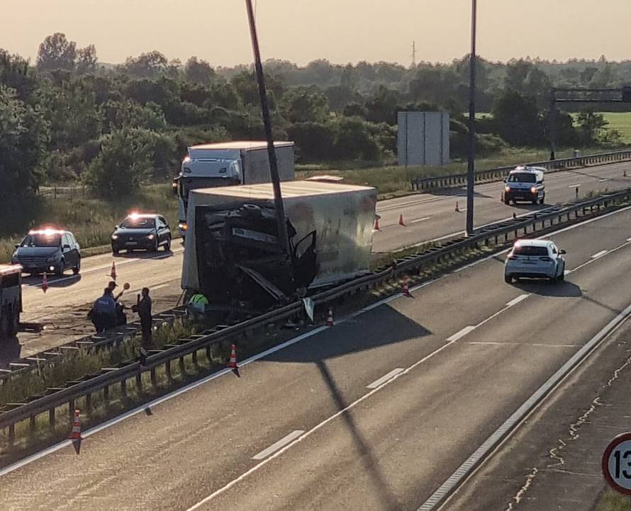 Nesreća na A3 kod Okučana: Dvoje ozlijeđenih, vatrogasci iz kamiona morali izvući vozača