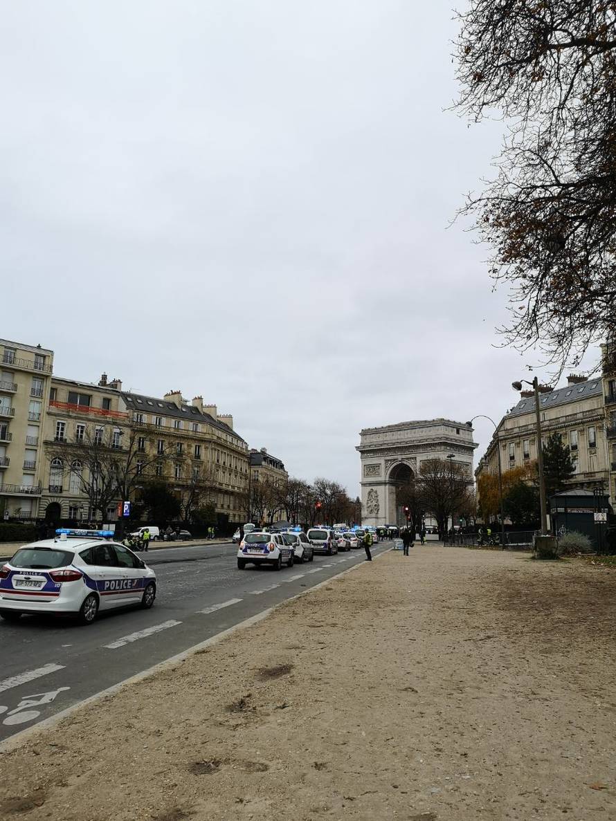 U Francuskoj priveli 1385 ljudi, više od 100 ih je ozlijeđeno