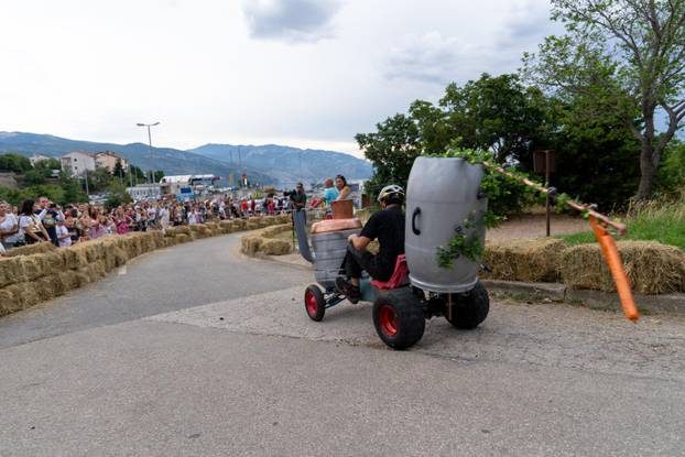 Senj: Održana 1. Senjska maškarana utrka 'Gravity race Senj 2025' podno tvrđave Nehaj