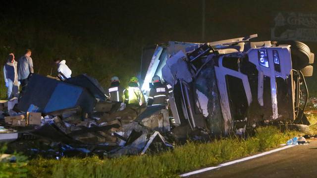 Tegljač pao na auto: Jedan je poginuo, dvoje teško ozlijeđeni