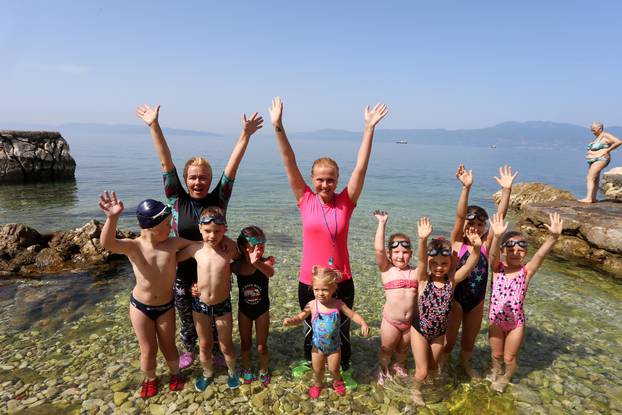 Rijeka: Svetlana Čistajkova i njena kći uče plivati ukrajinske mališane 