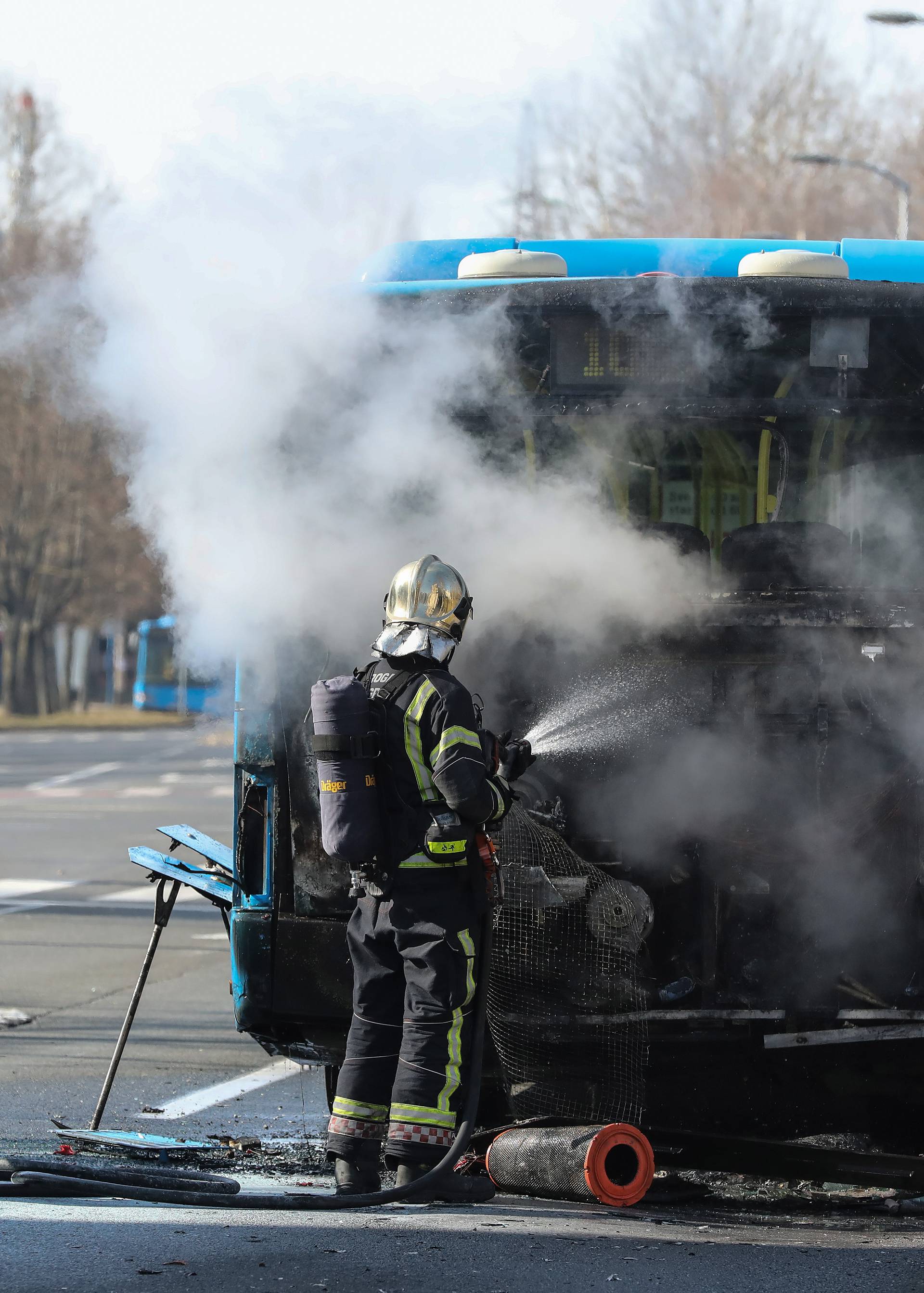 Zagreb: Vatrogasci ugasili poÅ¾ar na autobusu ZET-a na izlasku iz naselja Dugave