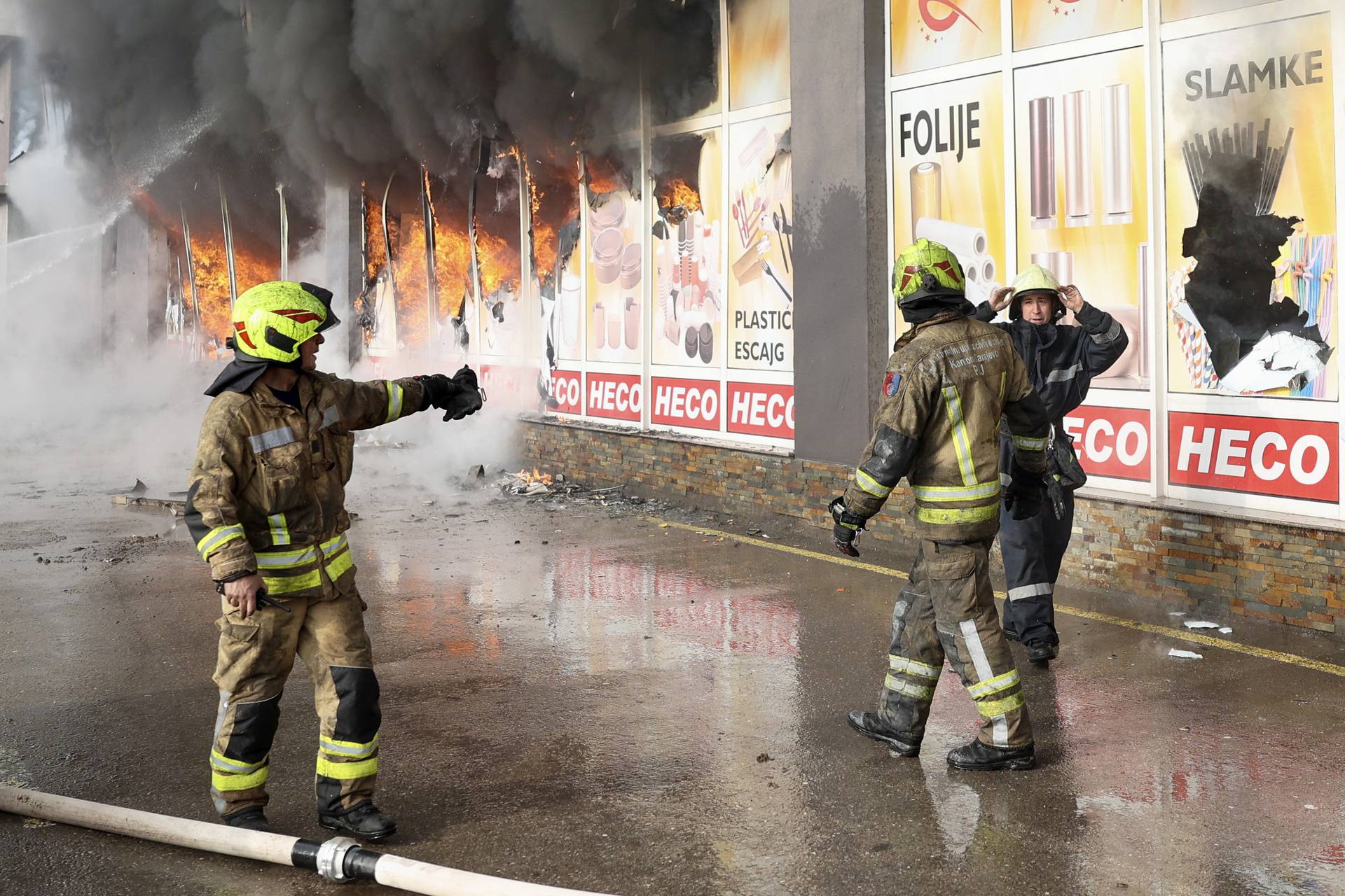 Sarajevo: Vatrogasci se bore s velikim požarom koji je buknuo na tržnici Heco