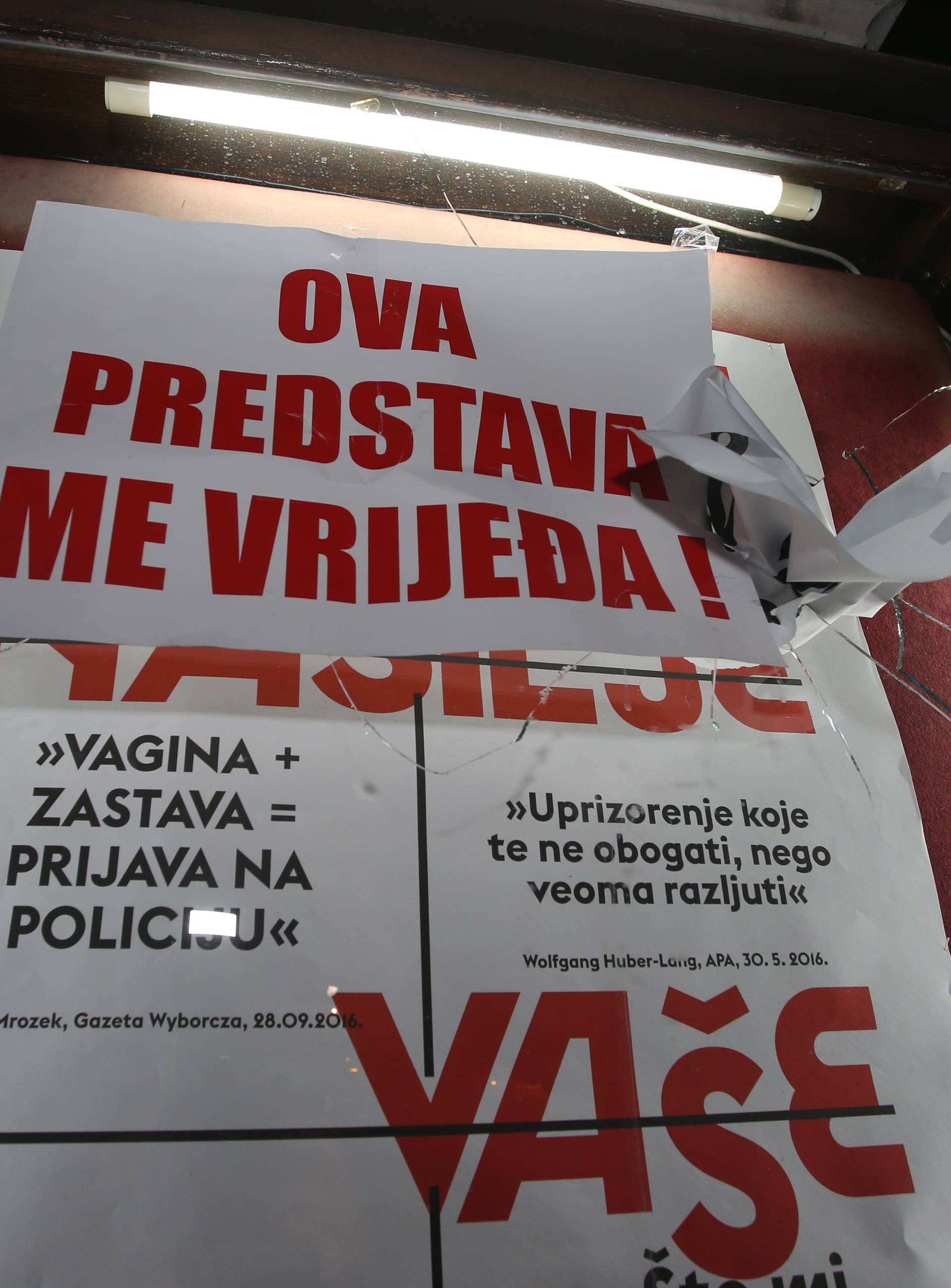 Policija izbacila HSP-ovce koji su ometali Frljićevu predstavu