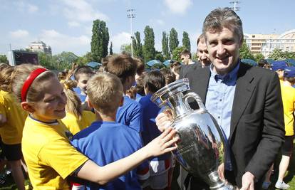 Šuker razveselio Kijev noseći trofej Europskog prvenstva