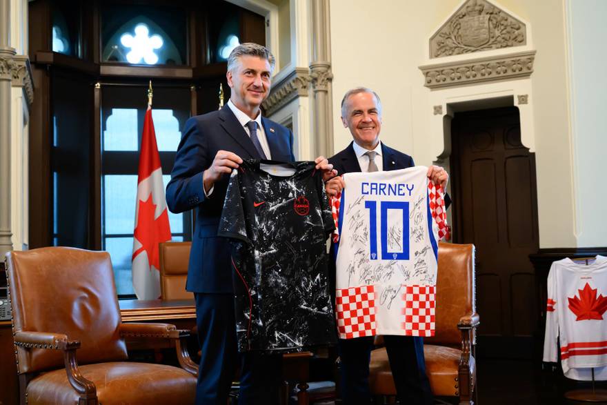 Plenkovi&cacute; se sastao u Kanadi s premijerom Carneyjem. Dali su si dresove: 'Tu su brojni Hrvati'