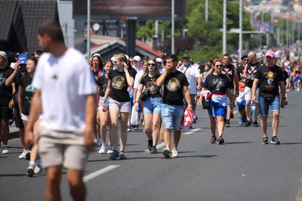 Zagreb: Tisuće fanova Thompsona prolazi Mostom mladosti koji je zatvoren za promet