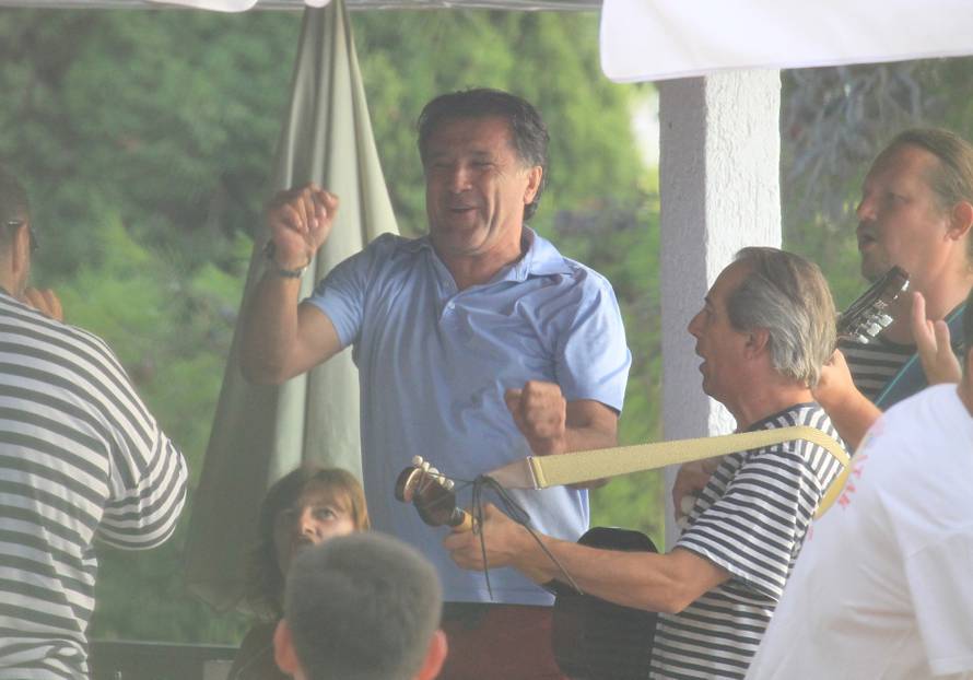 ARHIVA - 2010. Hvar: Nakon Dinamovog poraza Zdravko Mami? iz sveg glasa pjevao dalmatinske pjesme