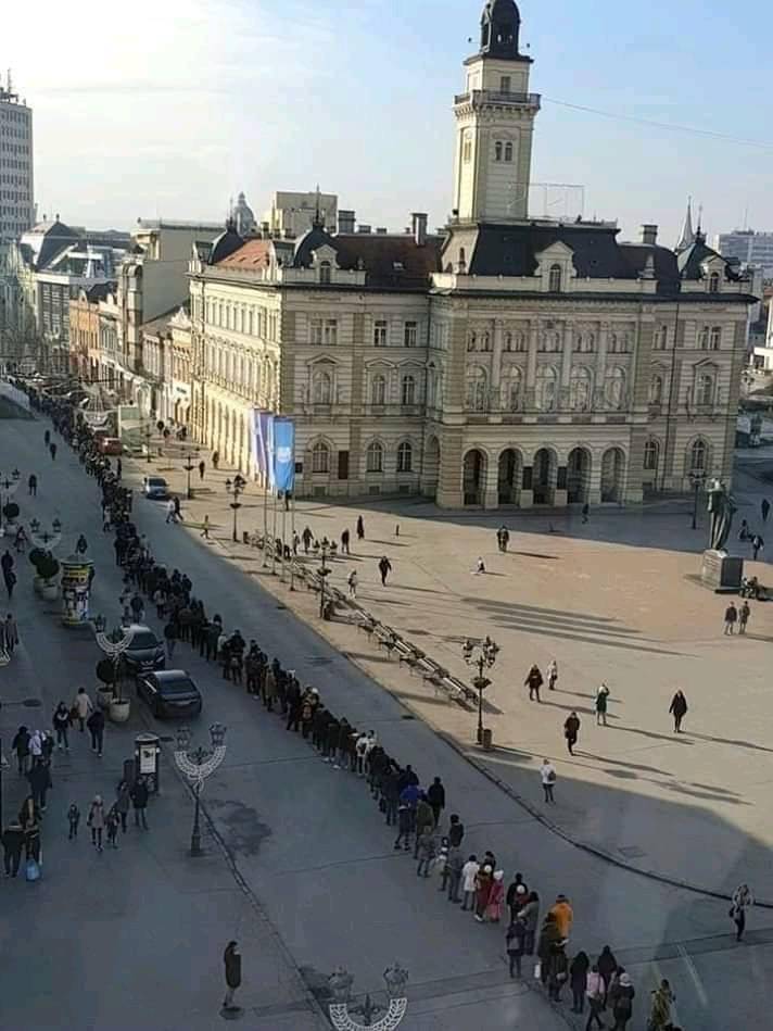 Svi žele na Balaševića: Nastao red za karte, tisuću ljudi čekalo
