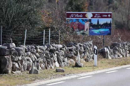 Na ulazu u Punat na Krku oštećen suhozid