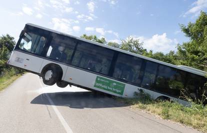 FOTO Ovo je školski bus koji se zapalio kod Sinja: Pokrenuo se sam pa sletio s ceste u šumarak