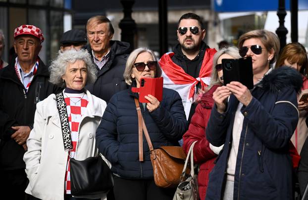 Zagreb: Prosvjed Authtone - Hrvatske stranke prava ispred Srpskog narodnog vije&cacute;a