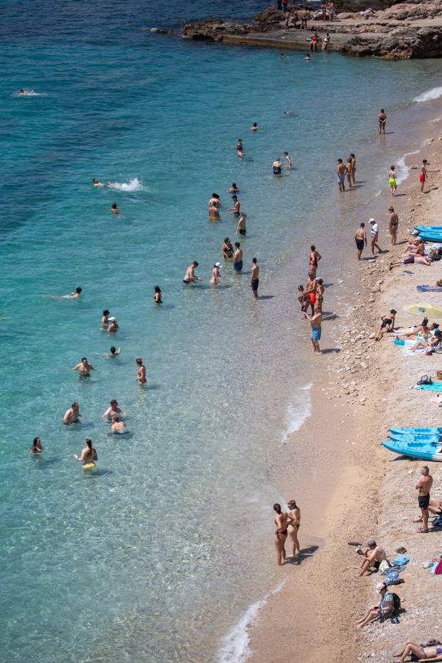 Plaže u Dubrovniku pune su kupača 