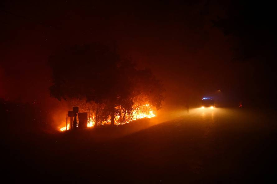 storyeditor/2026-07-24/2026-07-23t222230z-53137019-rc2xjma56las-rtrmadp-3-europe-weather-france-wildfire.jpg