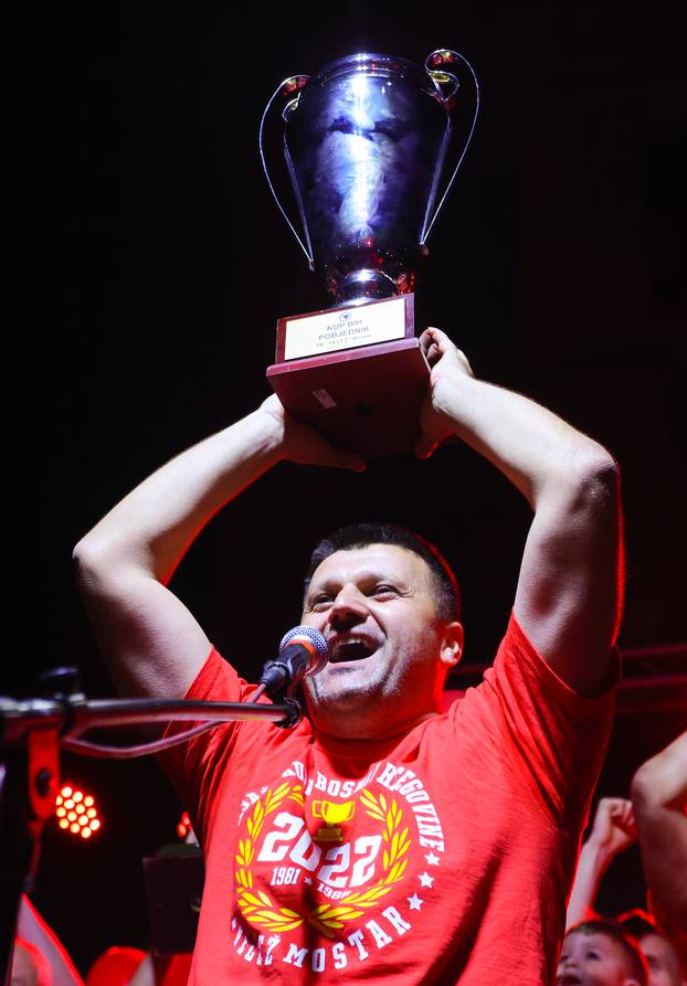 Tisuće navijača u Mostaru slave prvi trofej Veleža nakon 36 godina