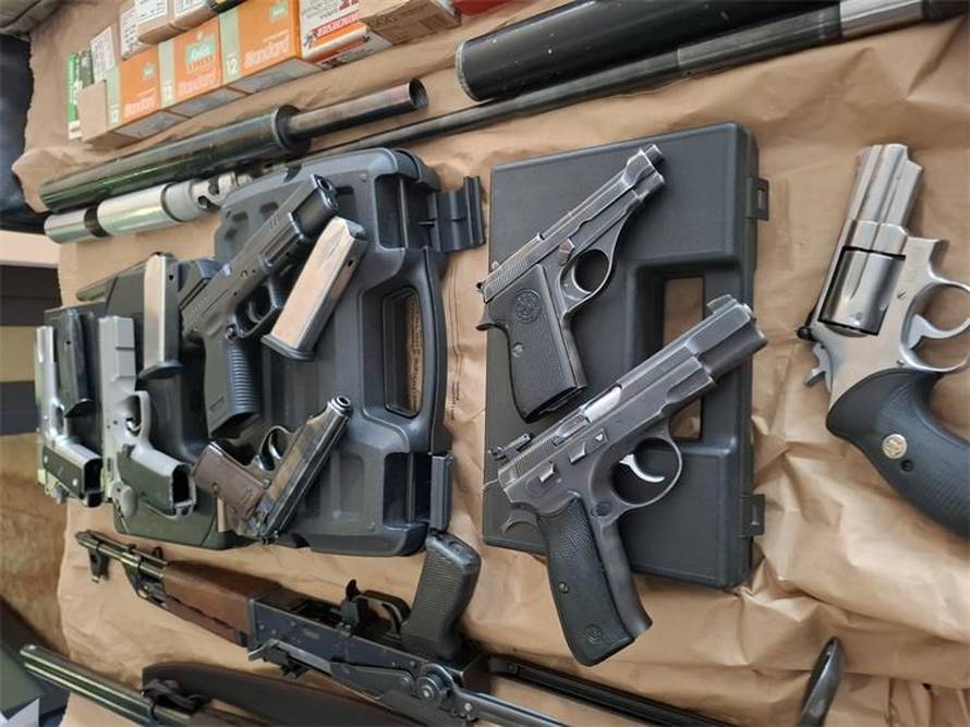 FOTO Ogromna zapljena oružja u Slavoniji: Troje ljudi uhićeno. 'Ovako nešto nismo dugo imali'