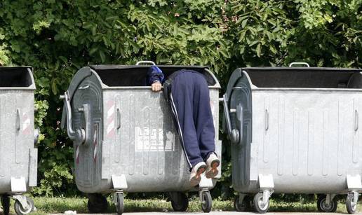 Našao 2000 kuna skupljajući plastiče boce po kontejnerima