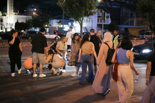 Novi Pazar: Građani i studenti održali su 17 minuta tišine ispred Gradske uprave, nakon toga su nastavili blokirati magistralni put