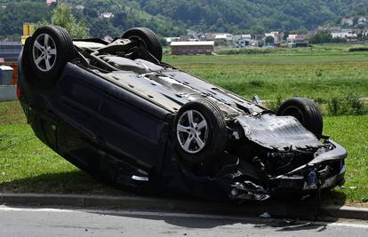 Nesreća u Požegi: Auto kojim je upravljao mladić (18) završio na krovu kod benzinske postaje