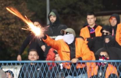 VIDEO Kako je počeo navijački rat: I policija kako gleda dok torcidaši gađaju njih i publiku