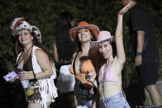 Split: Dolazak partijanera na drugu večer Ultra Europe festivala 2025.