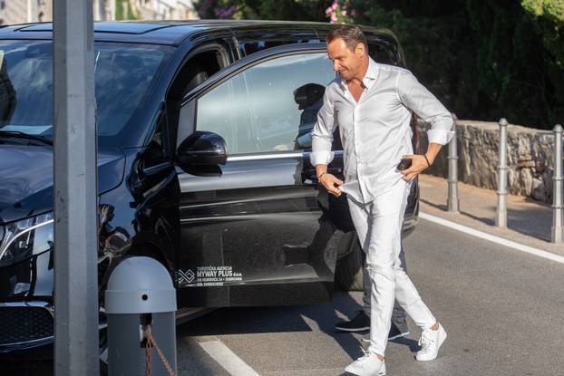 Dubrovnik: Enis Bešlagić sa suprugom stigao na svečani domjenak uoči sutrašnjeg vjenčanja Jusufa Nurkića