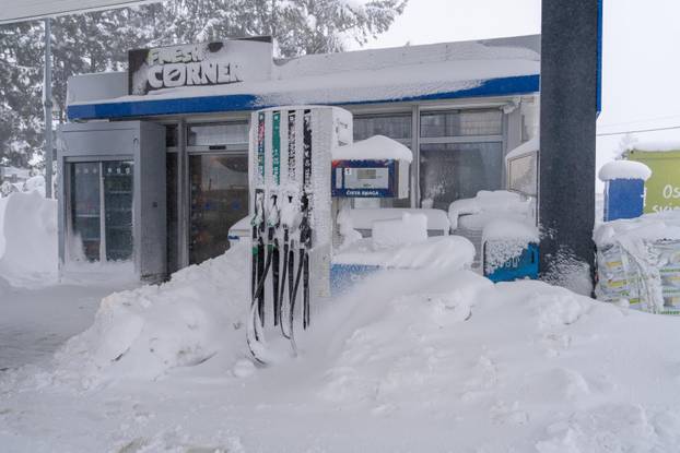 Korenica: Jako snježno nevrijeme stvorilo velike probleme u prometu