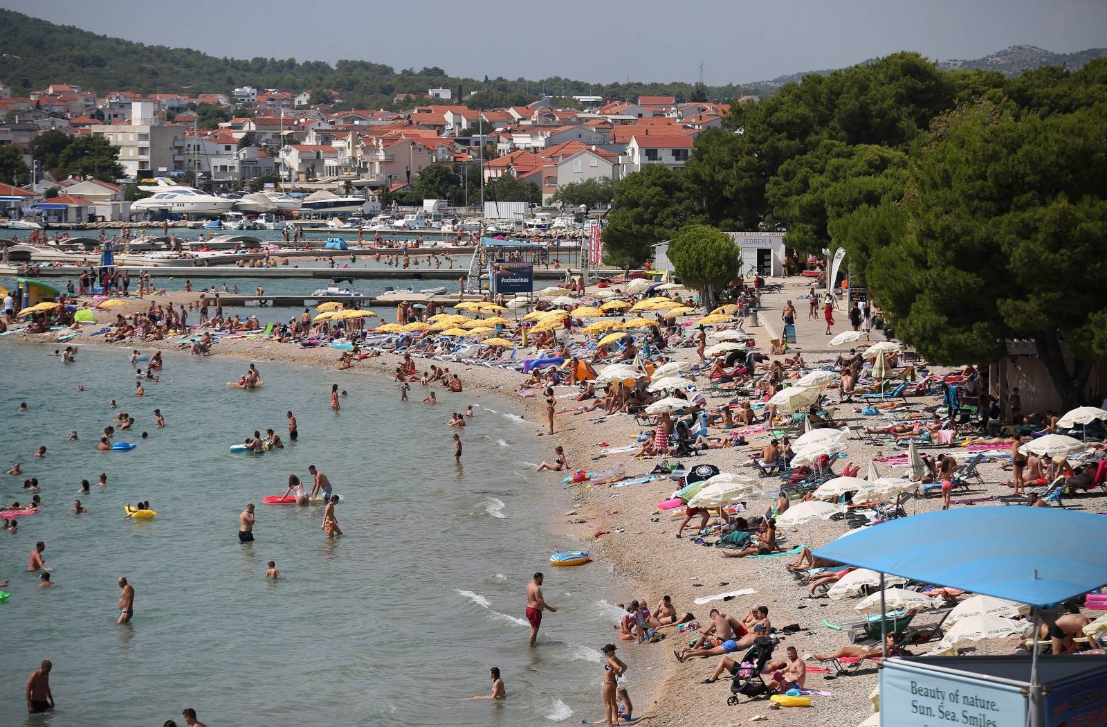 Plaže u Vodicama pune su kupača koji uživaju u sunčanom i toplom danu