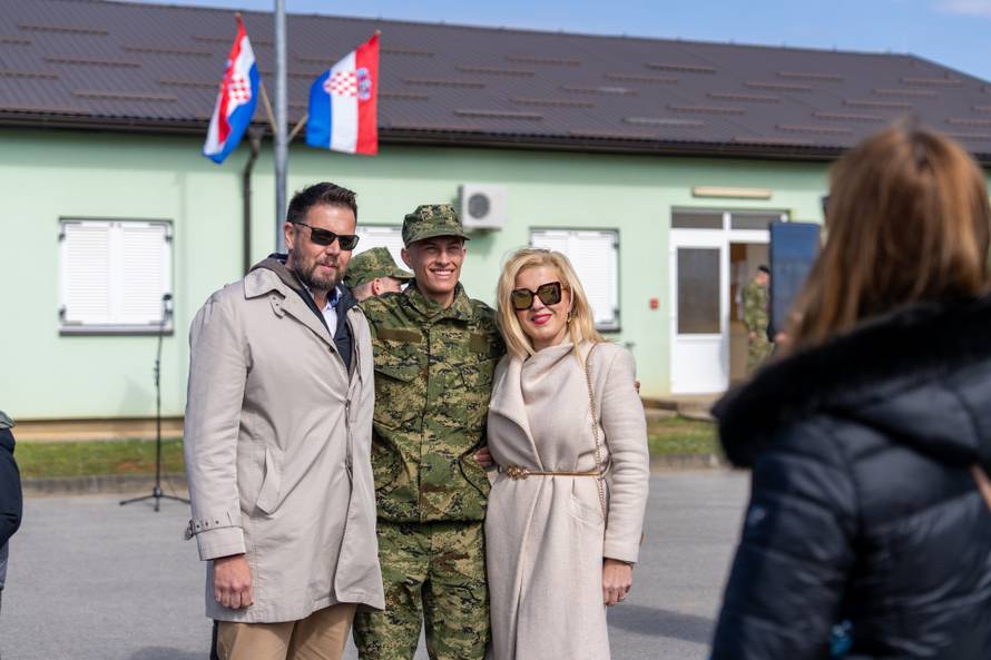 Svečana prisega ročnika na temeljnom vojnom osposobljavanju u Slunju