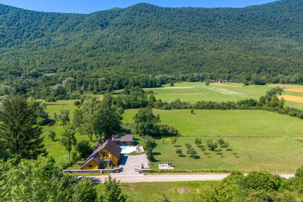FOTO Kuću za odmor Mali Medo kod rodnog sela Nikole Tesle u Lici okružuje pravi prirodni raj